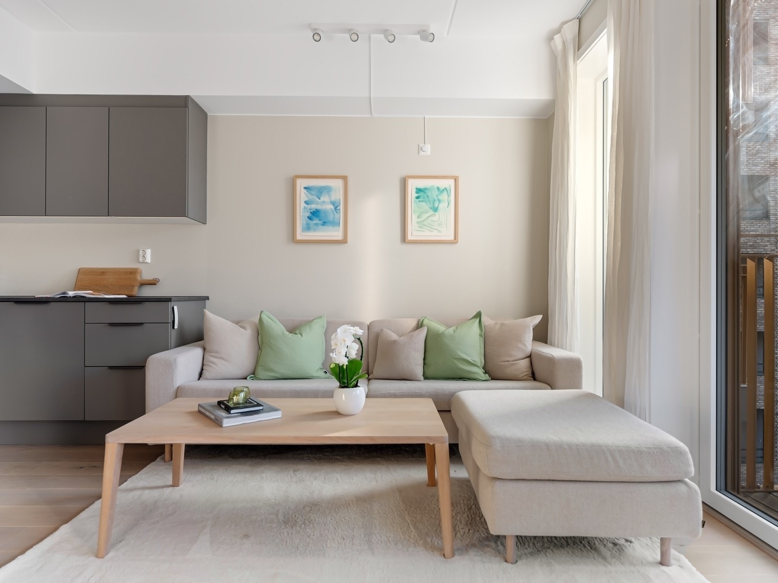 Gulvet er lagt med lekker parkett som går igjen i samtlige rom (med unntak av badet), og de slette veggene er malt i lyse og delikate fargetoner. Galleribilde