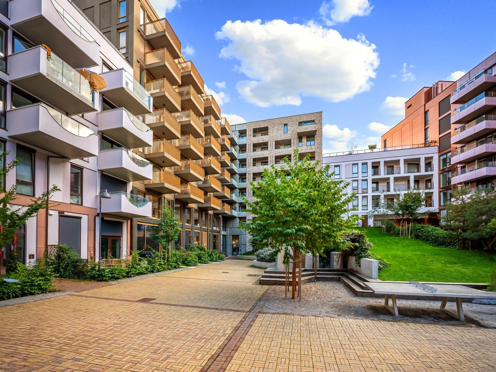 I kjelleren ligger både Vinmonopolet, Apotek 1 og Meny, noe som gir svært enkel tilgang til daglige nødvendigheter. Det er også tilgang til romslig bodplass og gode sykkelparkeringsmuligheter. Galleribilde