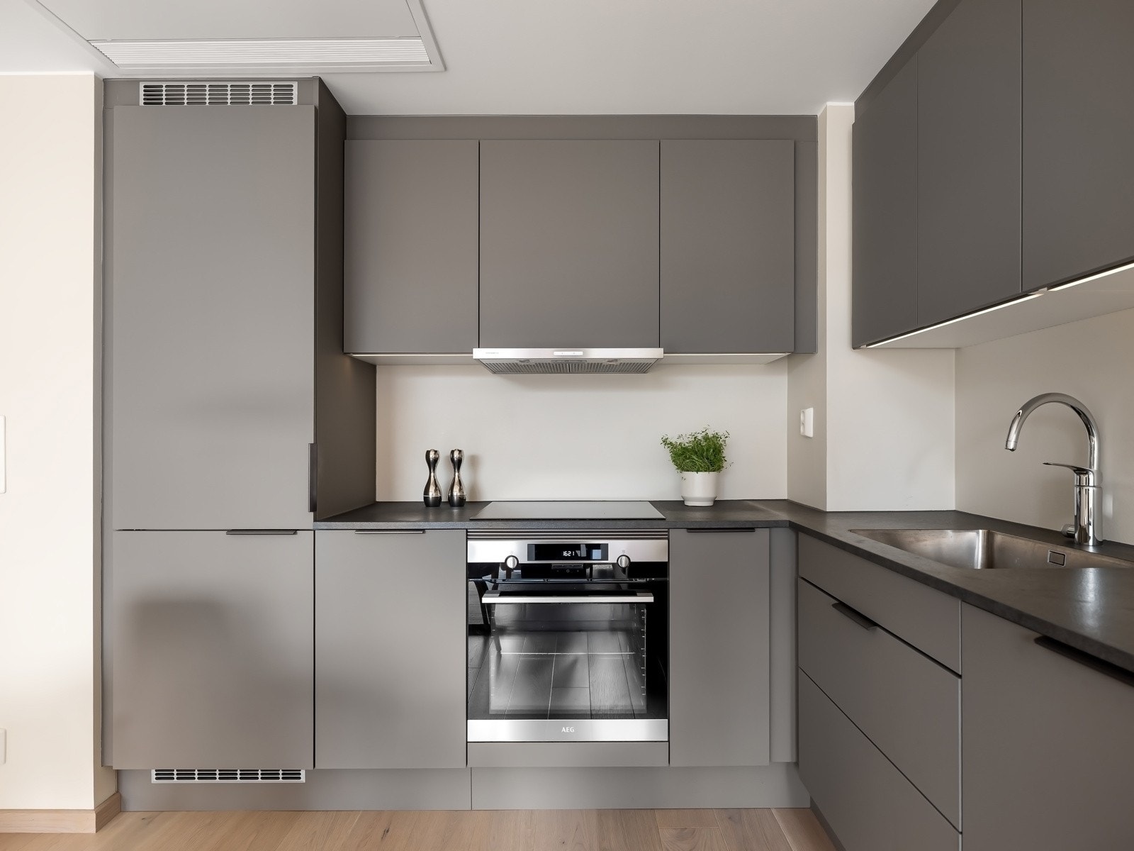 Ventilator har utkast til egnet anlegg/friluft. Waterguard og komfyrvakt er montert for økt sikkerhet. Galleribilde