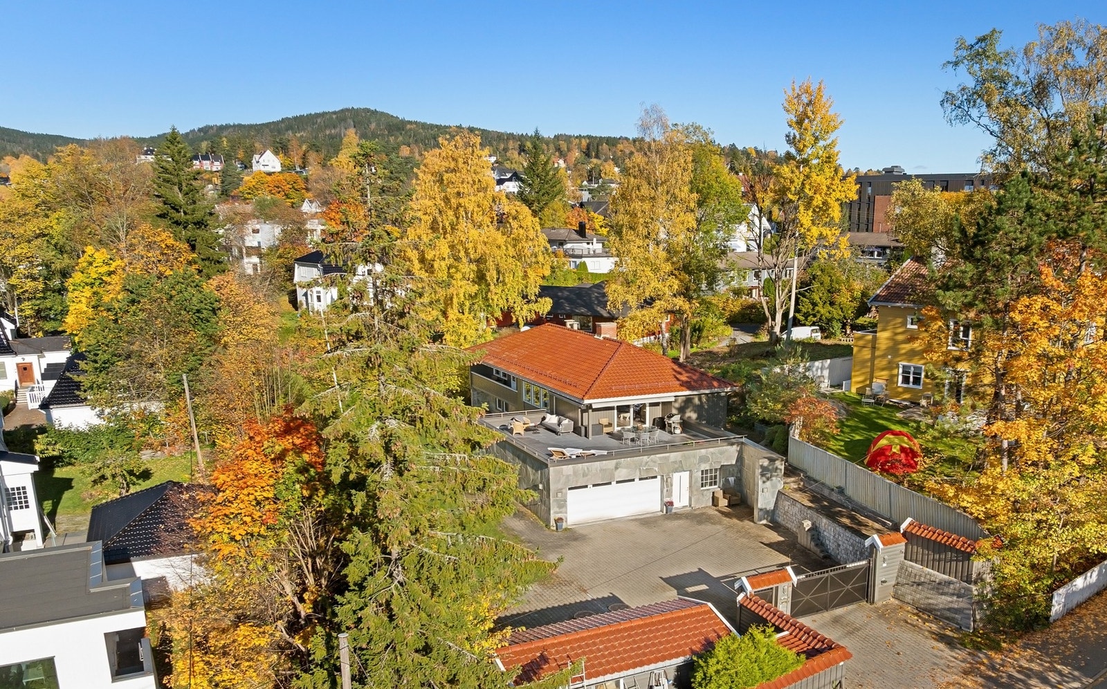 Representativ og stor inngjerdet og privat tomt Galleribilde