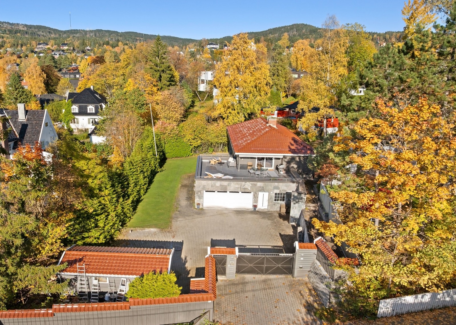 Privat og flott eiendom med store uteområder. Galleribilde