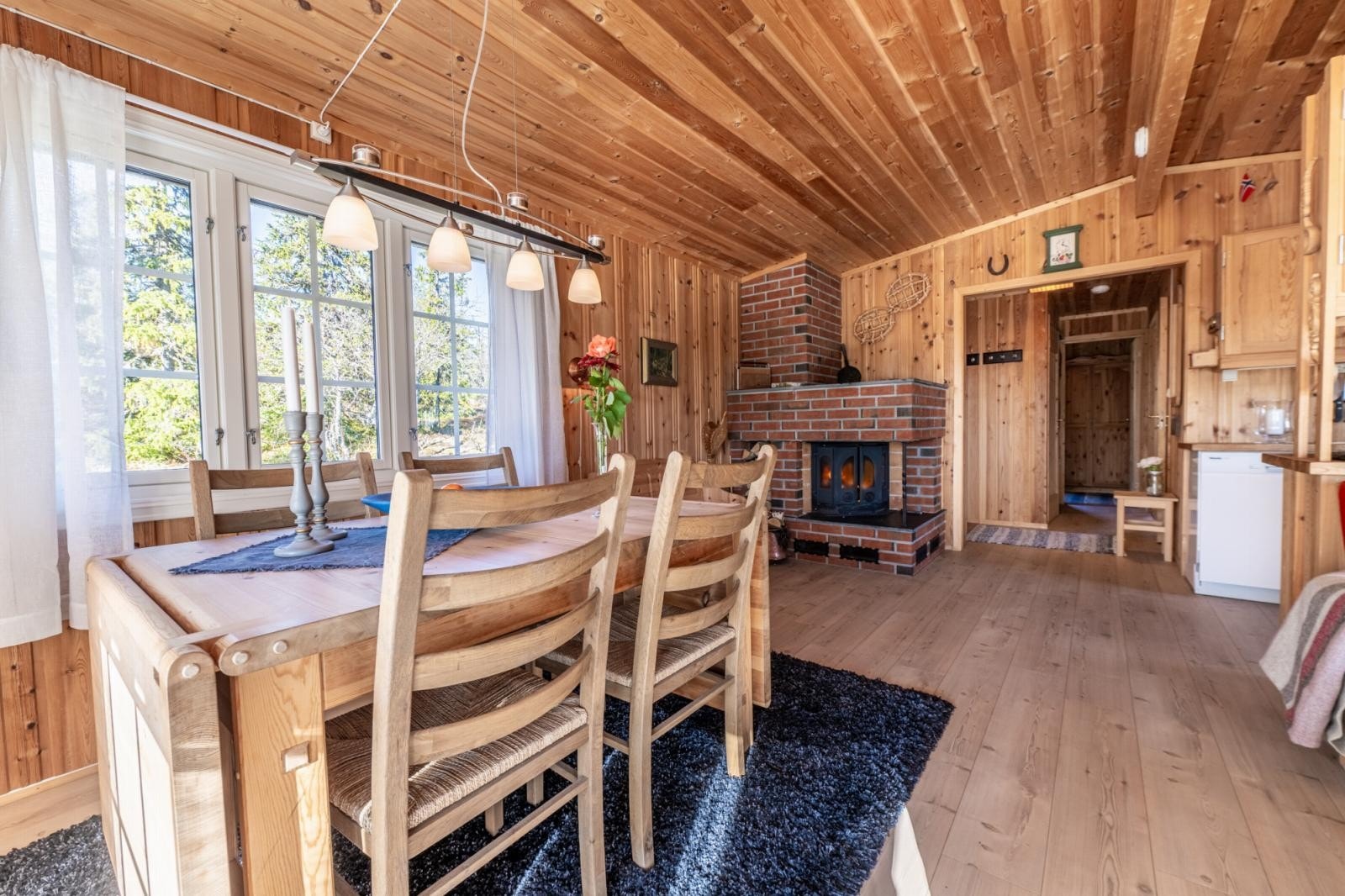 God plass til spisebord i tilknytning til peis Galleribilde
