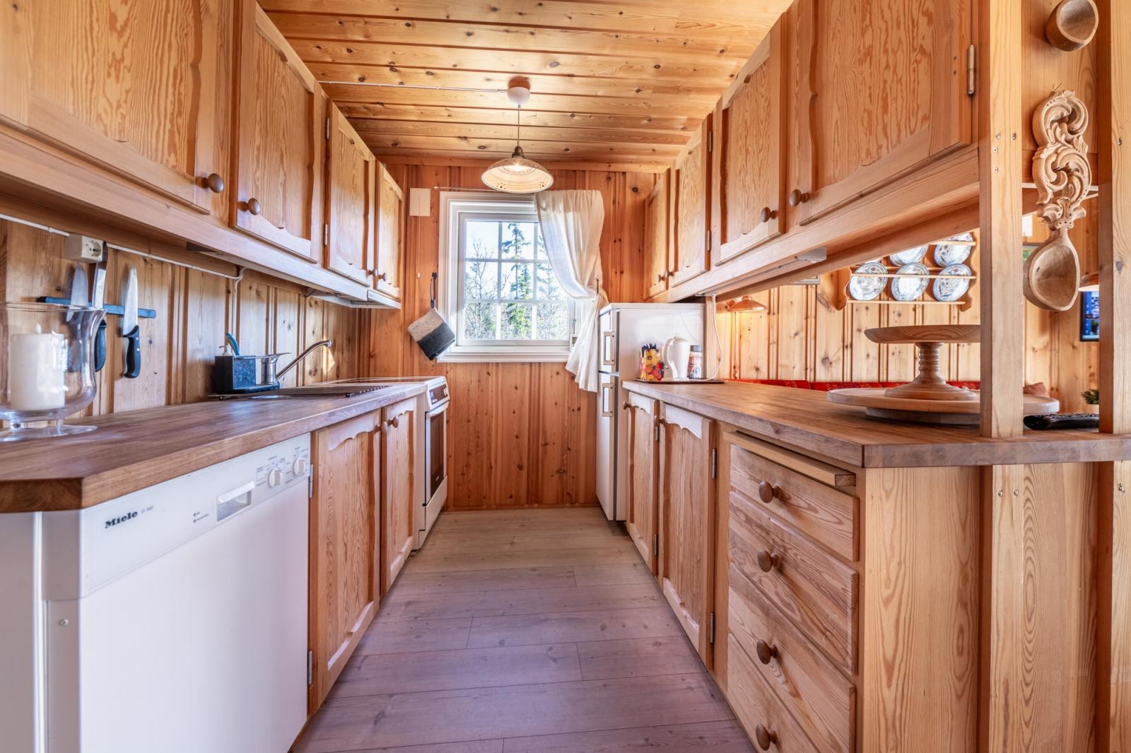 Solid kjøkkeninnredning med god skap- og benkeplass Galleribilde