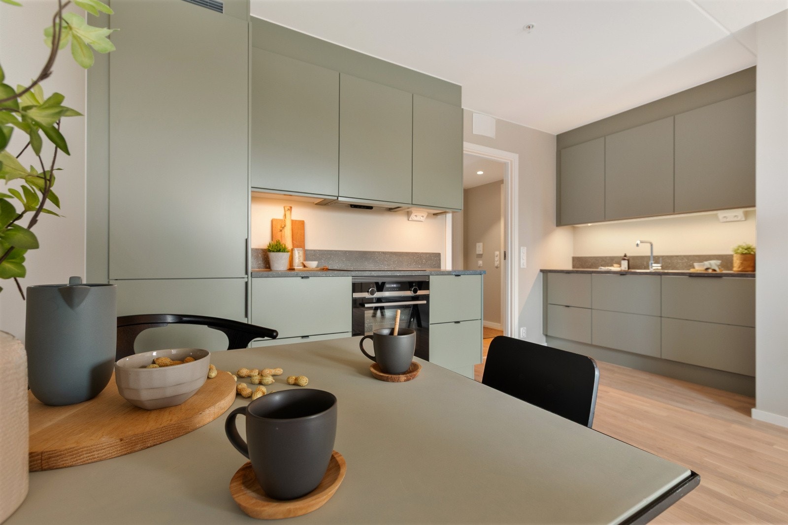 Hvitevarene, inkludert kombinert kjøl/frys, komfyr, induksjonstopp og oppvaskmaskin, er alle helt nye og fra Siemens. Dette sikrer både kvalitet og moderne funksjonalitet i kjøkkenet. Galleribilde