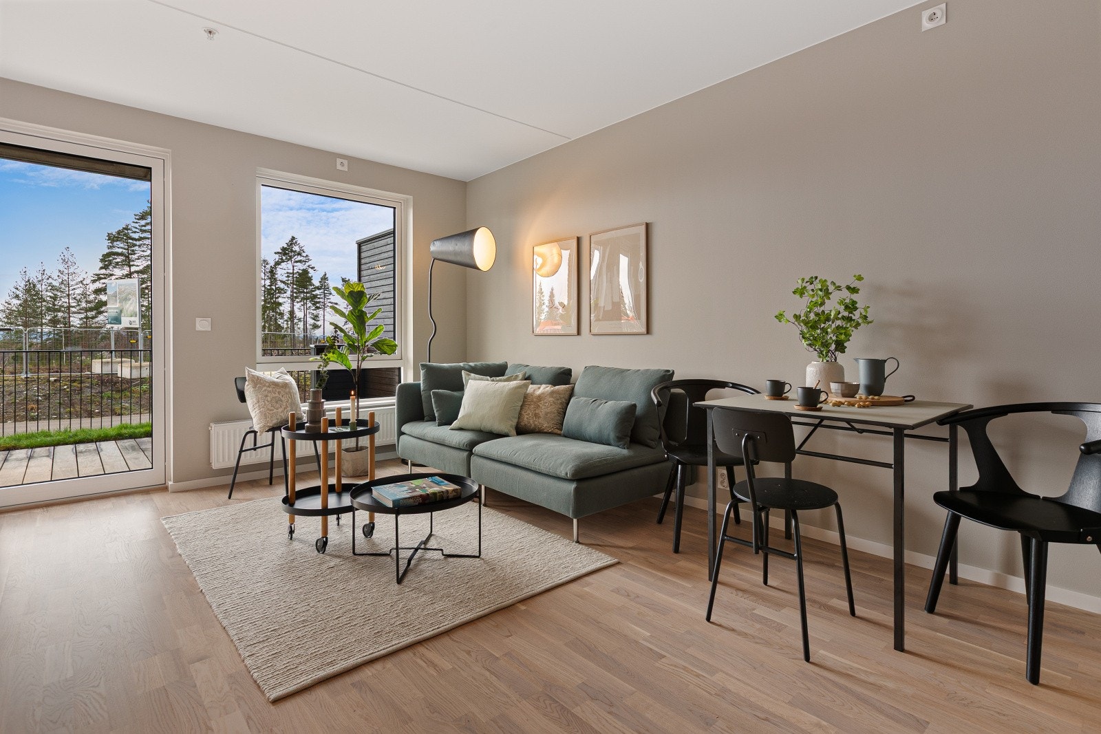 Stuen har godt lysinnslipp fra vinduene, og det er også adkomst til en ca. 15 kvm stor markterrasse. Dette gir mulighet for å nyte utendørsarealet og skaper en lys og luftig atmosfære i rommet. Galleribilde