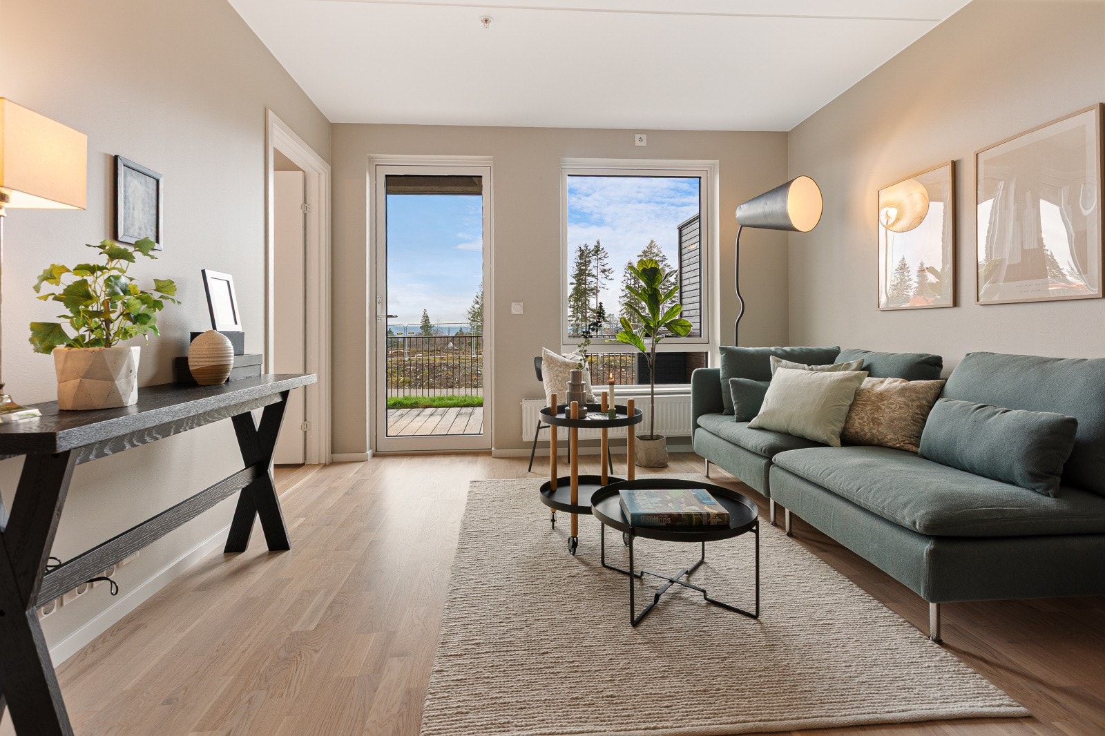 Kjøkkenet er praktisk designet fordelt på to vegger. Denne løsningen er både funksjonell og estetisk tiltalende, noe som gir et delikat preg til rommet. Galleribilde