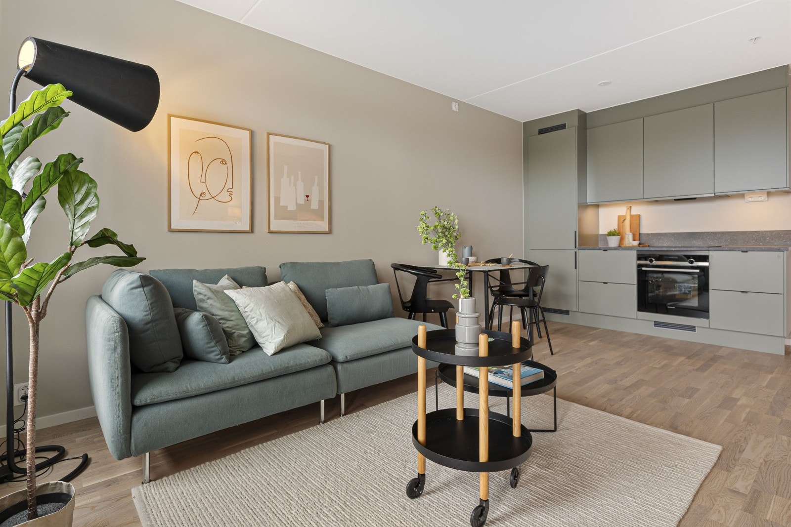 Leiligheten har en god planløsning der det både er plass for sofamøblement og spisebord. Galleribilde