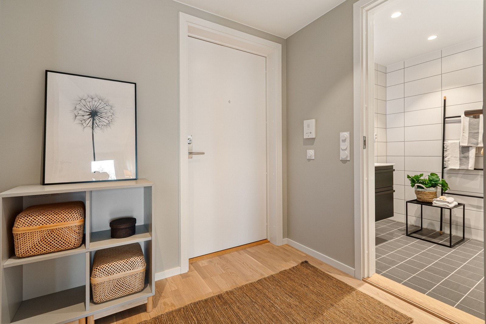 Enkel adkomst inn til boligen via flotte fellesområder. Vel inne møtes du av en hyggelig entré med downlights i himling. Galleribilde