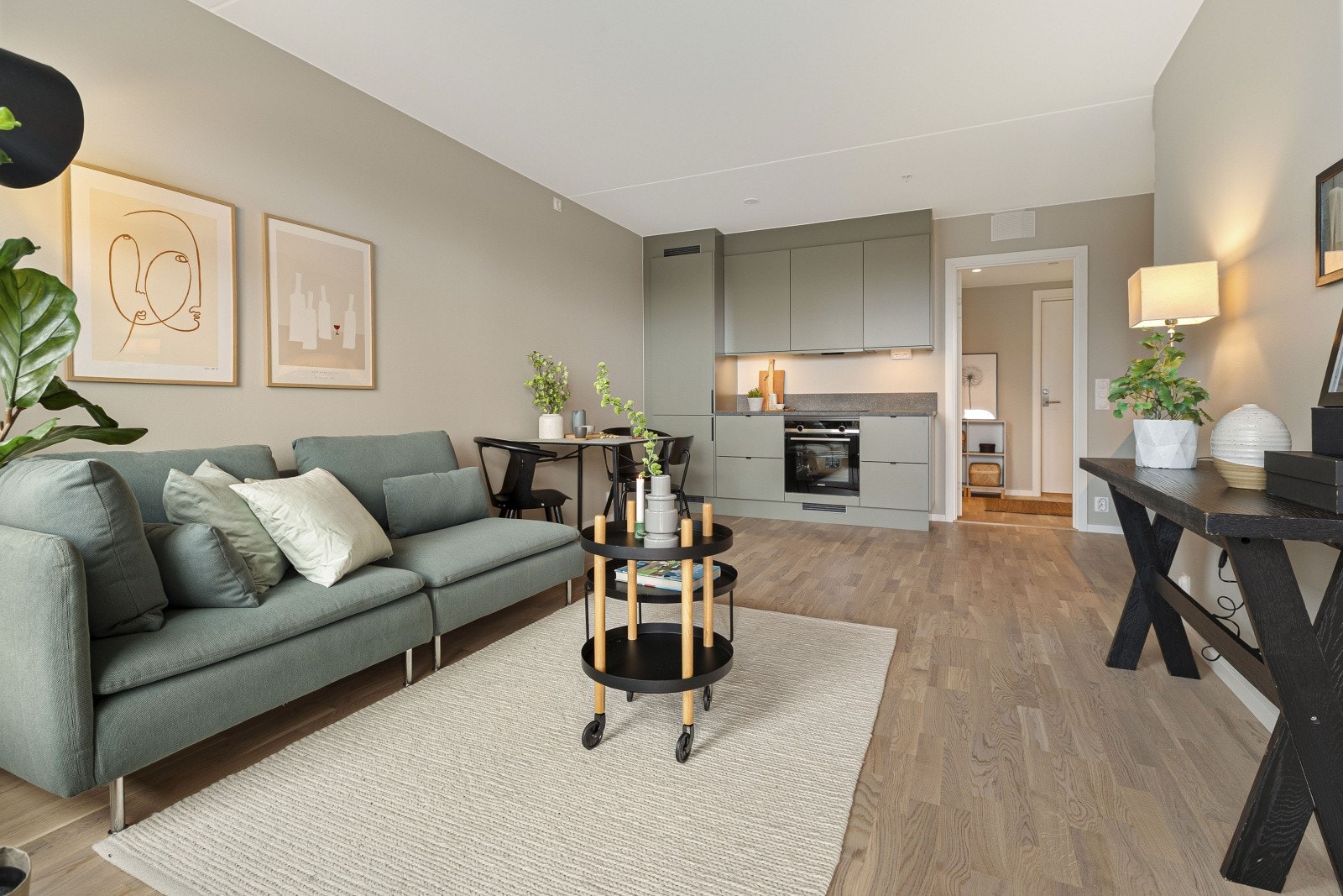 Boligprosjektet "Allergotskogen," utviklet av JM, tilbyr Svanemerkede leiligheter som sikrer et energieffektivt hjem. Disse leilighetene er godt isolert, har utmerket luftkvalitet og gode lysforhold, noe som bidrar til et sunt og komfortabelt bomiljø. Galleribilde