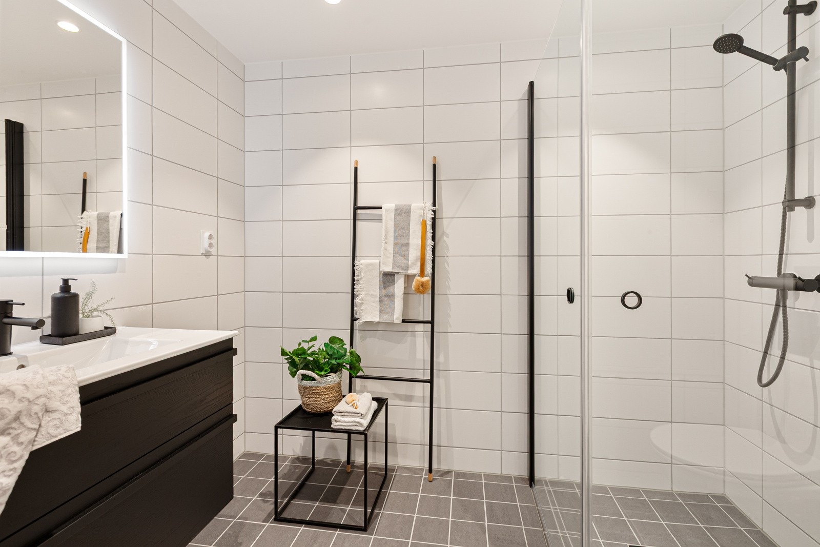 I tillegg er det opplegg for vaskemaskin og tørketrommel i søyle. Galleribilde