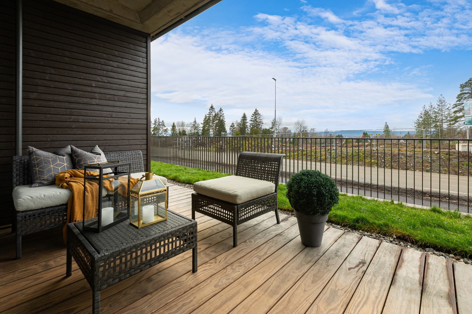 Terrassen er vestvendt og har gode solforhold, noe som gjør den perfekt for avslapning. Galleribilde