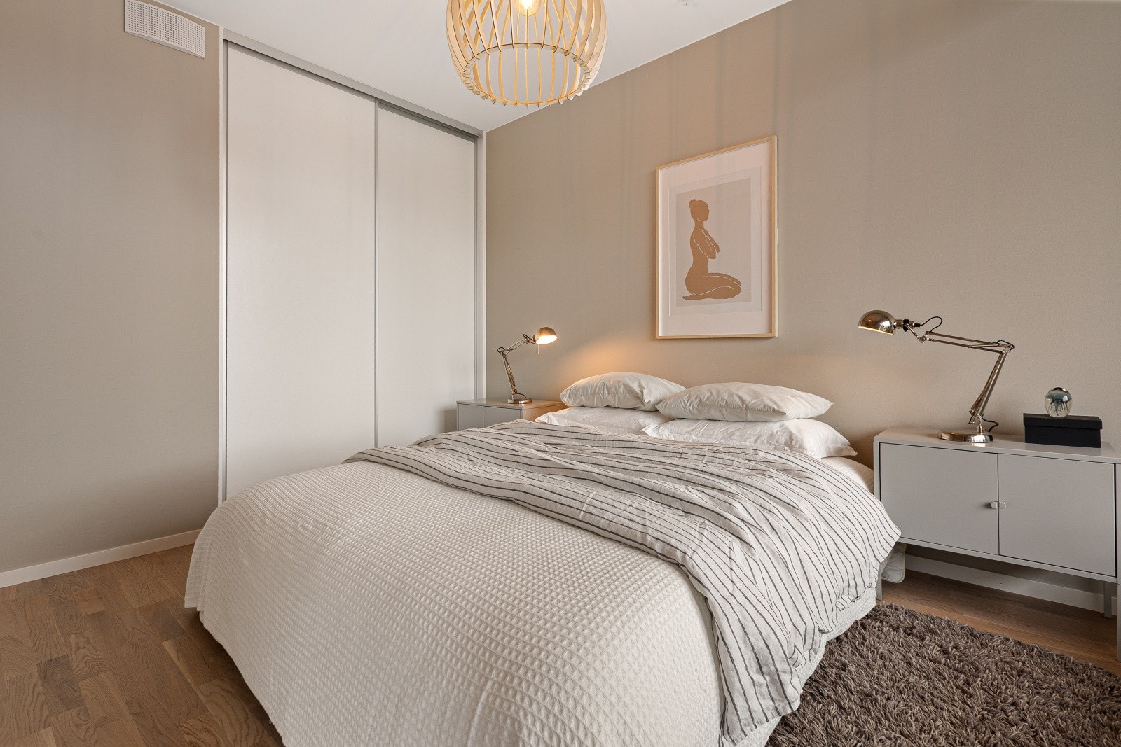 På soverommet er det installert en skyvedørsgarderobe, som gir praktisk og effektiv oppbevaring. Dette bidrar til et ryddig og organisert rom, samtidig som det sparer plass. Galleribilde