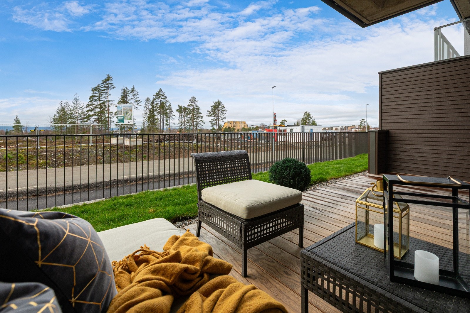 Her er det plass til både utemøblement og grill, ideelt for hyggelige stunder utendørs. Galleribilde