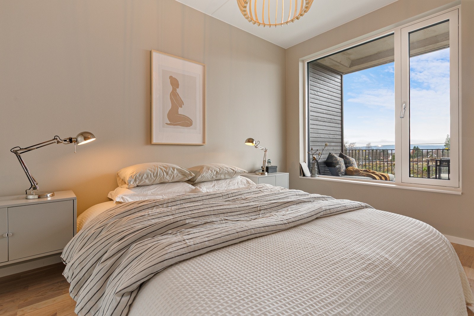 God størrelse på soverommet som gir plass til dobbeltseng, nattbord og evt. kommode-løsning. Galleribilde