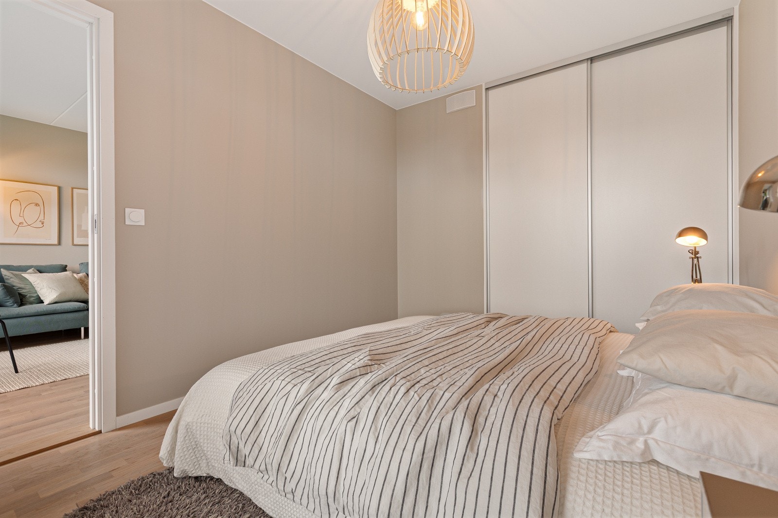 Lengst inn i leiligheten er soverommet plassert. Galleribilde