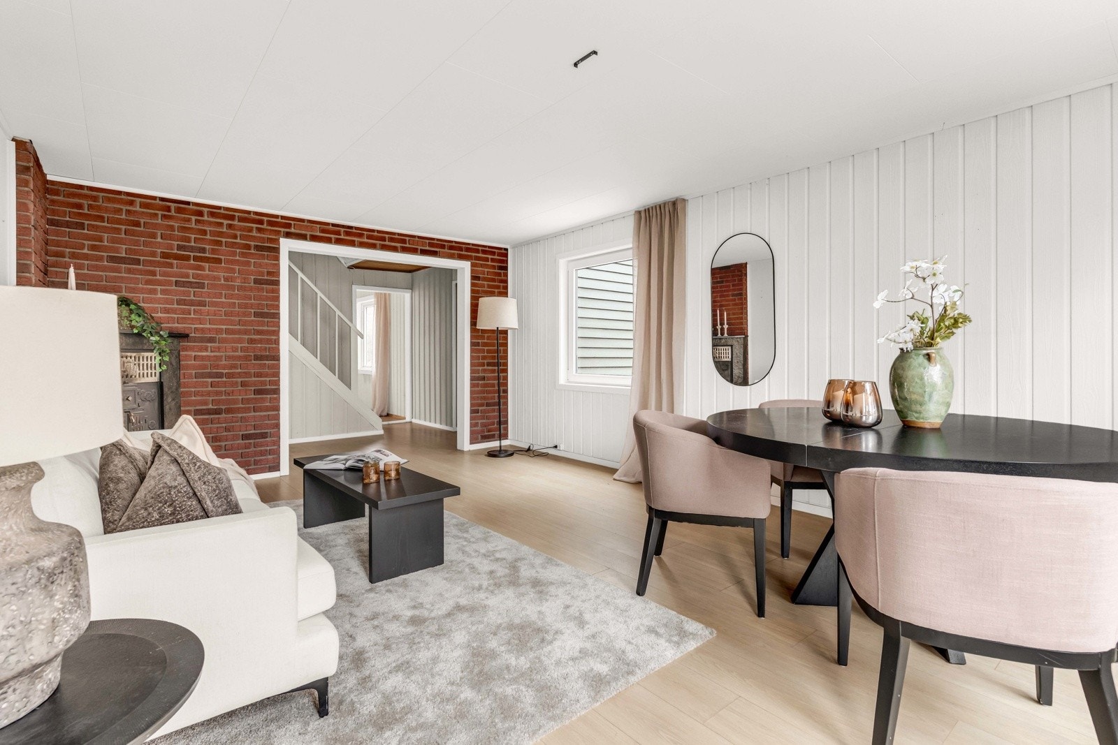 Lys og romslig stue med god plass til både sofa- og spisegruppe. Fine lysflater og behagelig atmosfære. Galleribilde