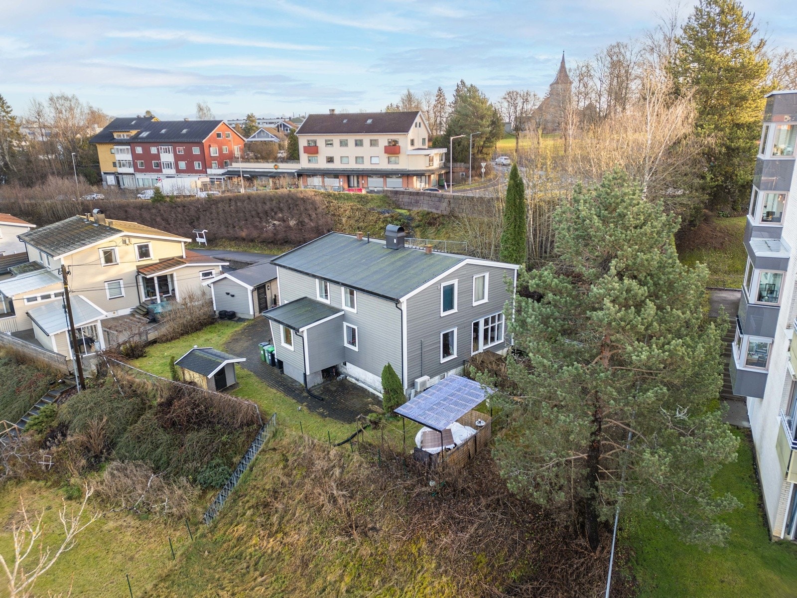 Boligen ligger på en romslig tomt med skjermede uteplasser og gode solforhold. Galleribilde