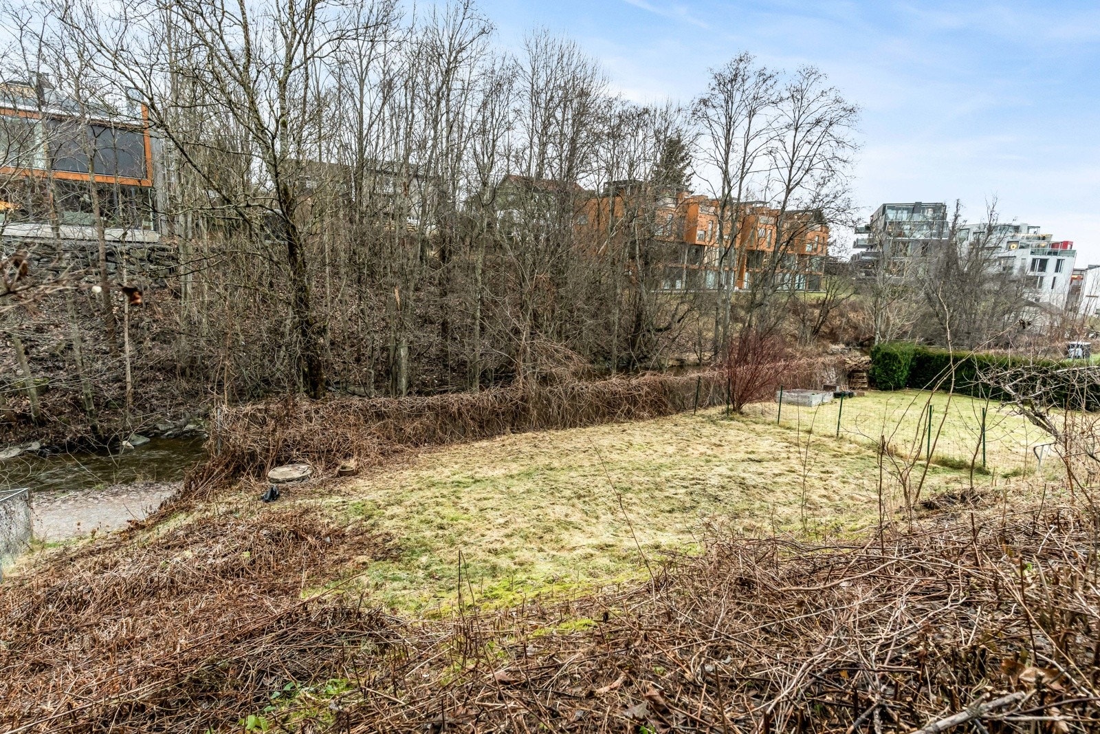 Tomt på 625 m² med åpne grøntarealer og naturlig vegetasjon rundt eiendommen. Galleribilde