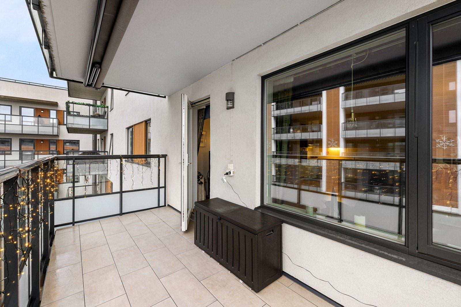 Balkongen har markise som gir effektiv solskjerming på varme dager, samt belysning som skaper en hyggelig stemning på kveldstid. Galleribilde