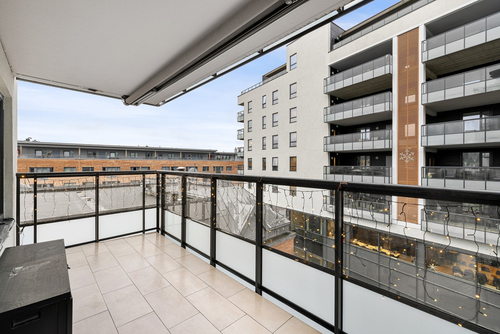 Lys og attraktiv 3-roms hjørne leilighet med balkong, garasjeplass, heis og god planløsning. Galleribilde