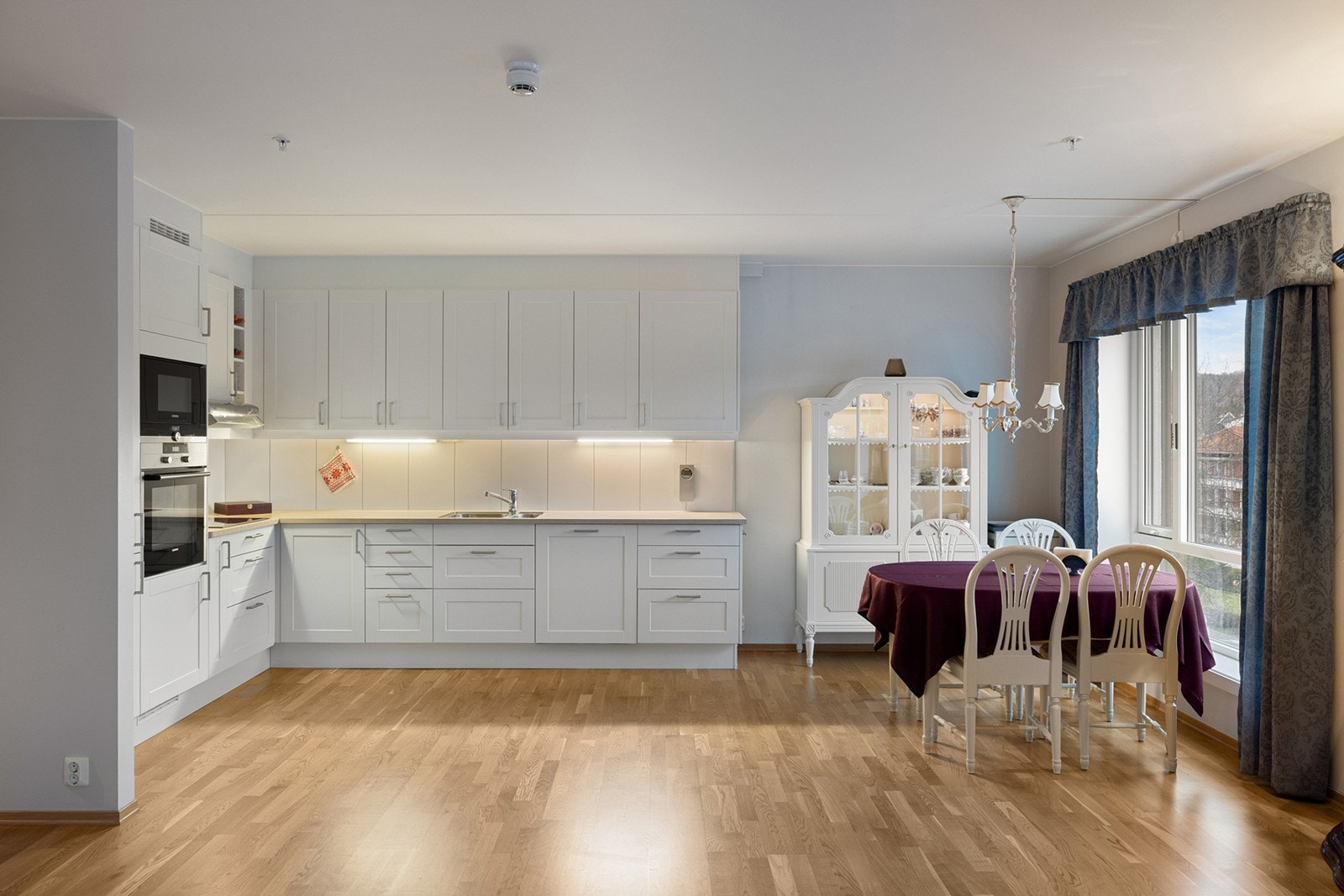 Kjøkkenet har tidløs innredning i lyse fronter og rikelig med skap- og benkeplass. Galleribilde