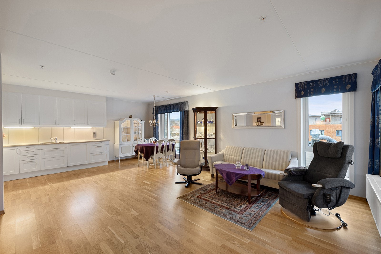 Stuen er romslig og lys med store vindusflater som gir rikelig med naturlig lys. Galleribilde