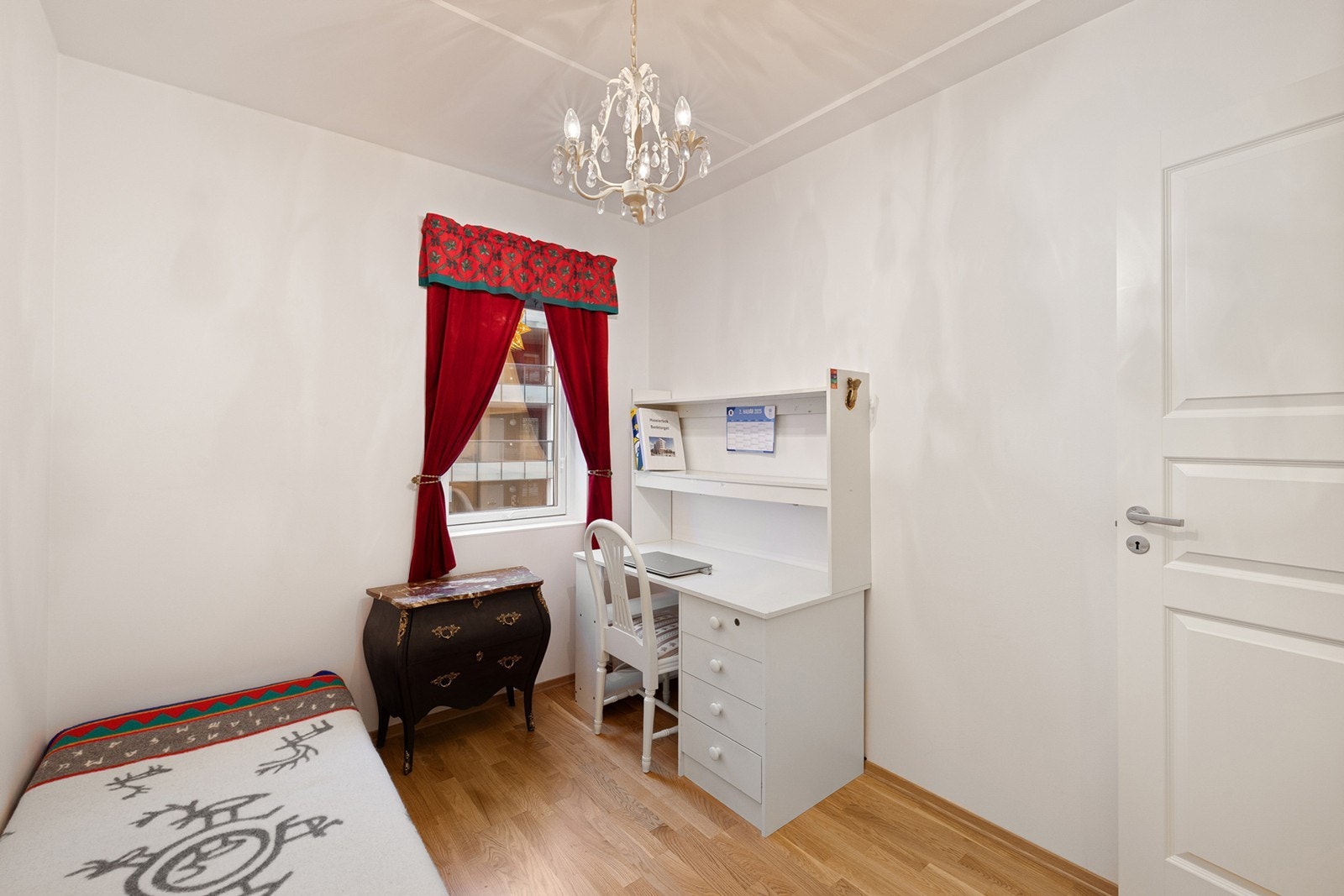 Det andre soverommet egner seg godt som barnerom, gjesterom eller hjemmekontor. Galleribilde