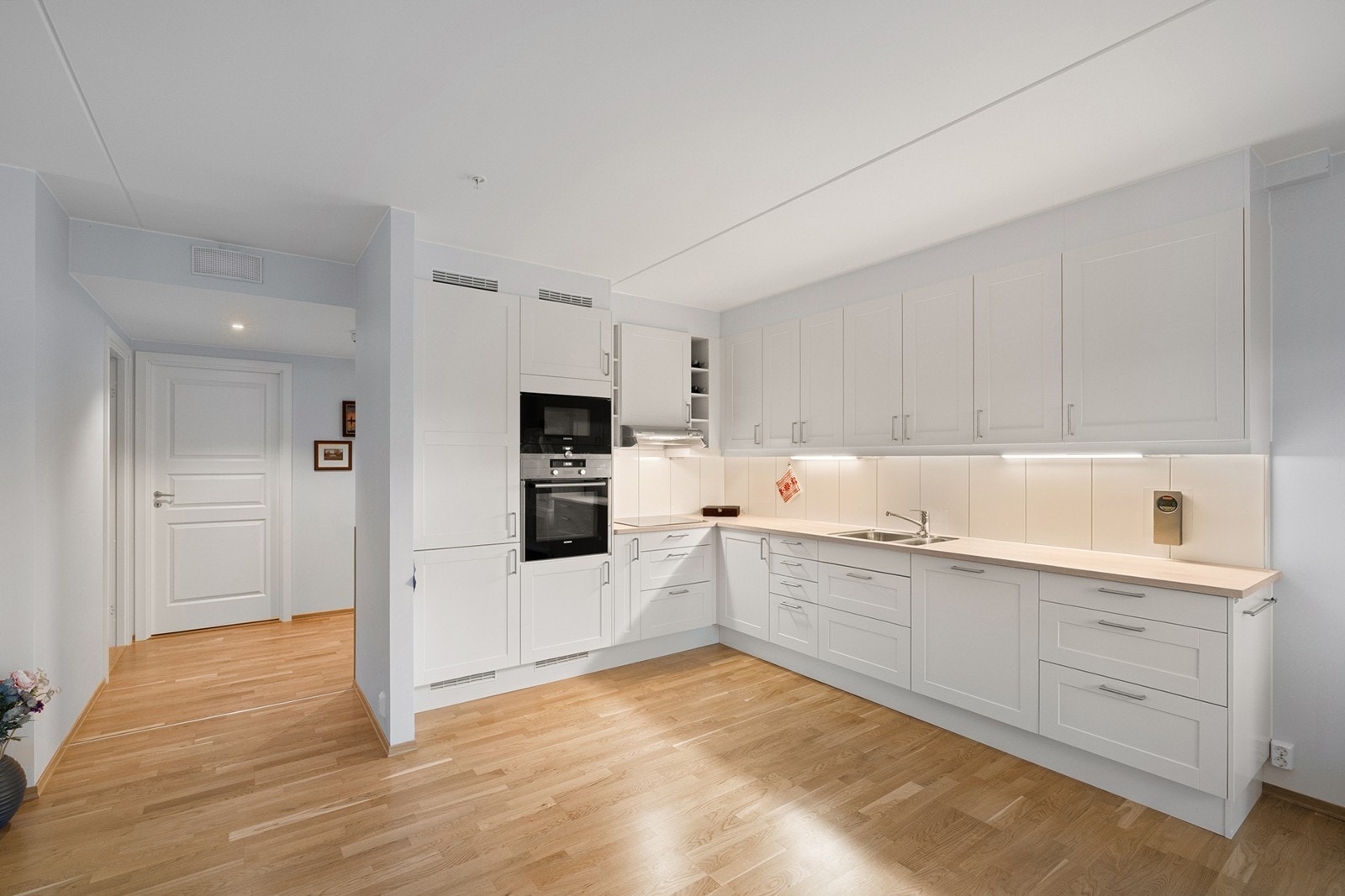 Kjøkkenet er naturlig integrert i den åpne stue- og oppholdsløsningen. Galleribilde