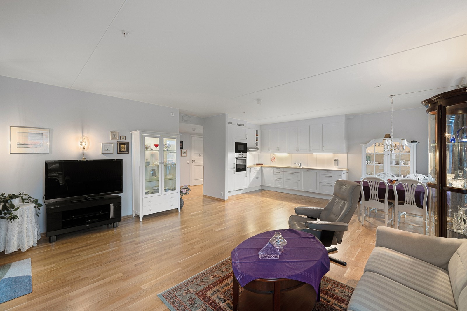 Parkettgulv og lyse veggflater gir et tidløst uttrykk, og det er montert screen på utsiden av vindu på kjøkken og stue i 2019. Galleribilde