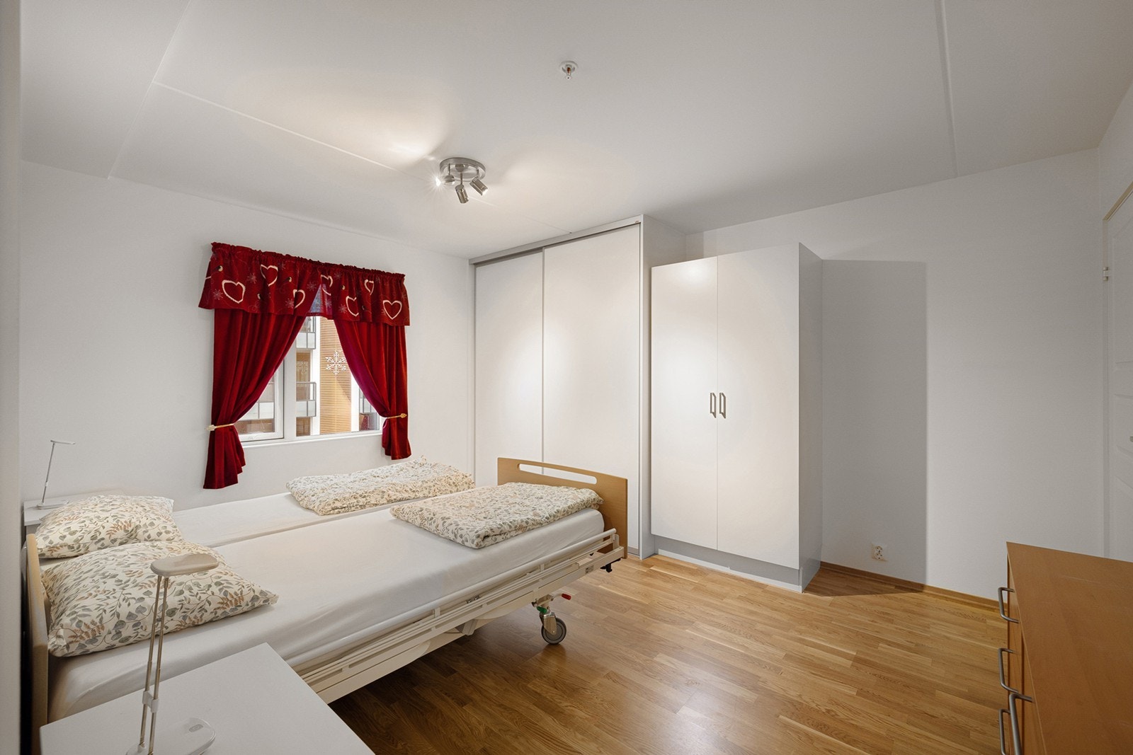 Hovedsoverommet er romslig og lyst med plass til dobbeltseng og tilhørende møblement. Galleribilde