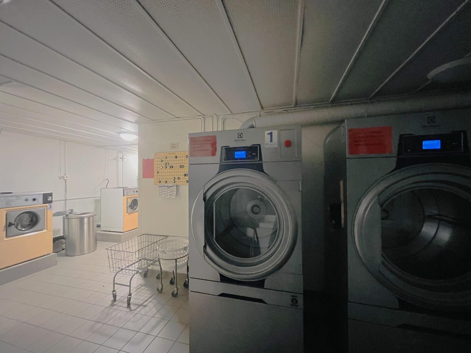 Stort fellesvaskeri med enkel Nøkkeltavle reservering Galleribilde