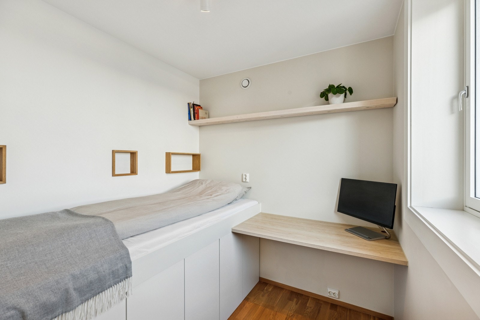 Soverom med plassbygd seng og lagring. Plassbygget hjemmkontor- nydelig utsikt Galleribilde