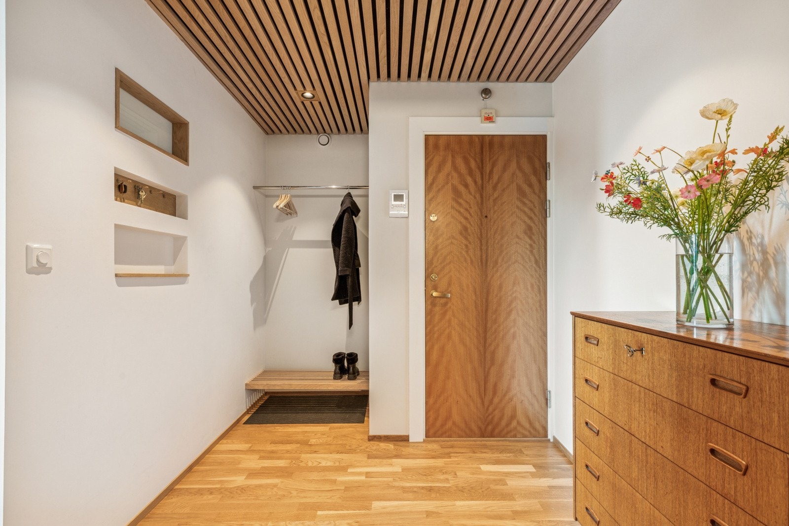 Entré med gardeobenisje og spiletak Galleribilde