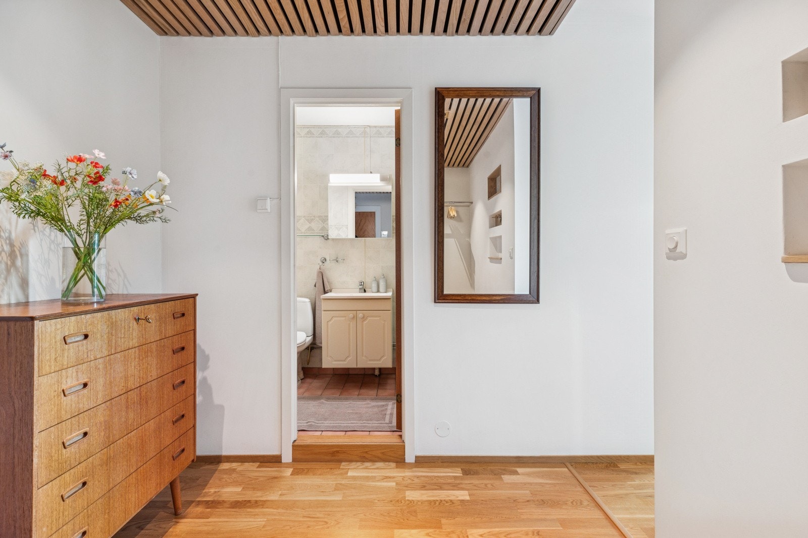 Entré med plass til kommode eller ekstra garderobeskap Galleribilde