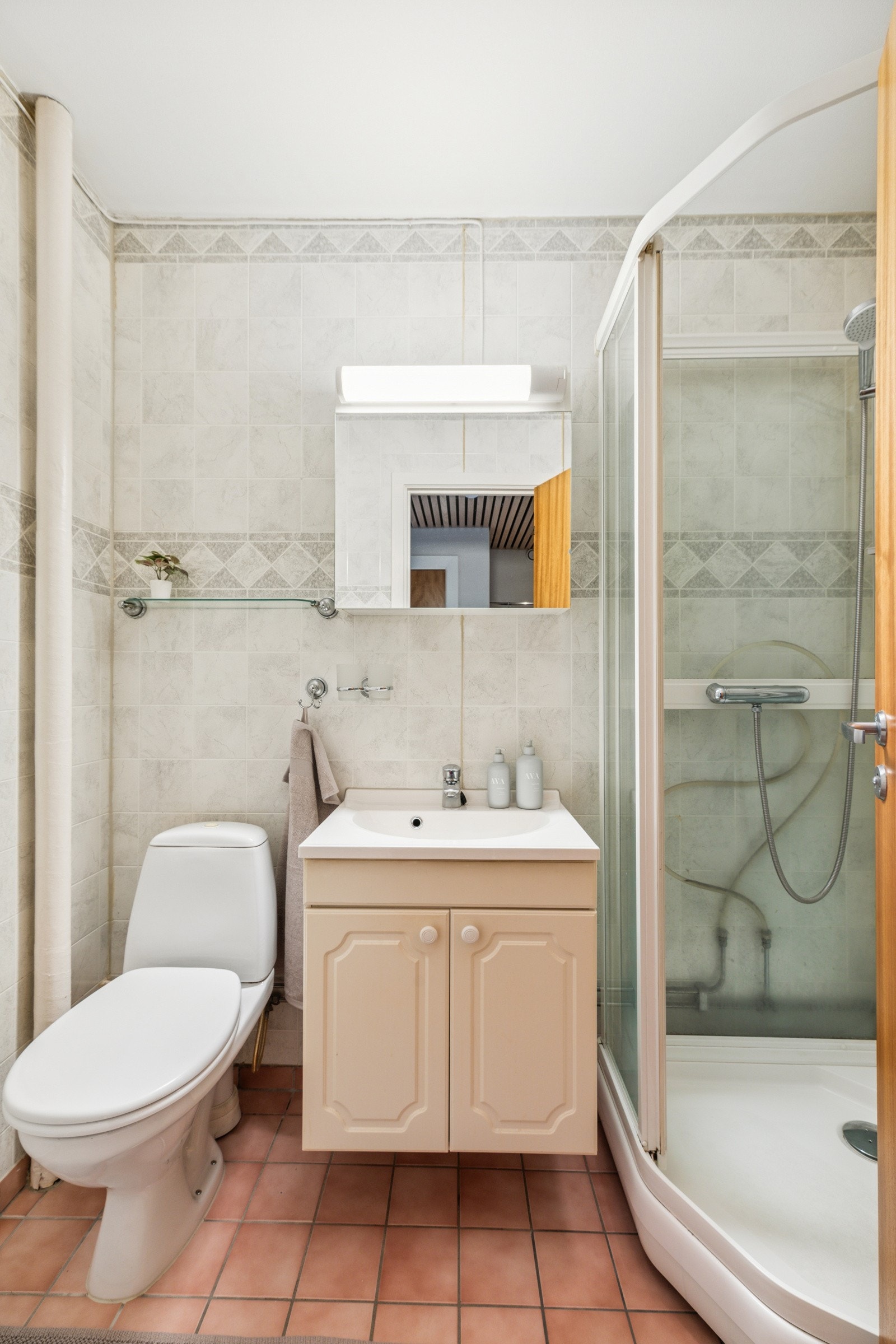 Bad med innredning og speilskap Galleribilde