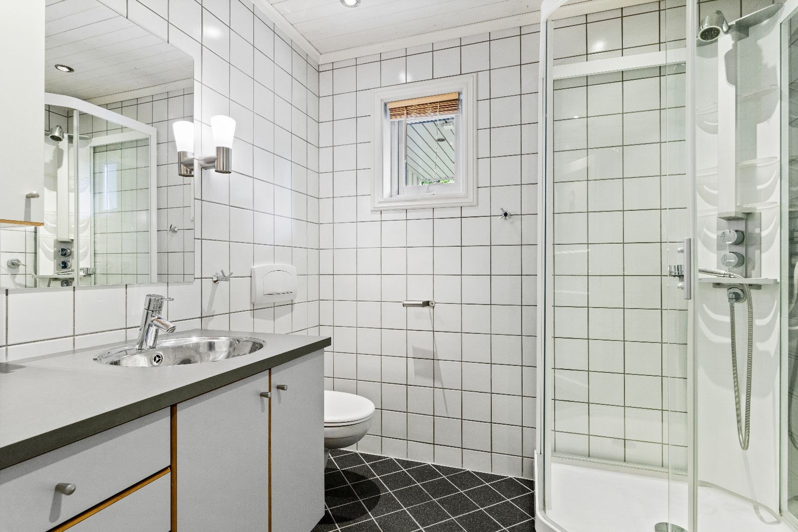 Flislagt bad med varmekabler i gulv - eget vaskerom Galleribilde