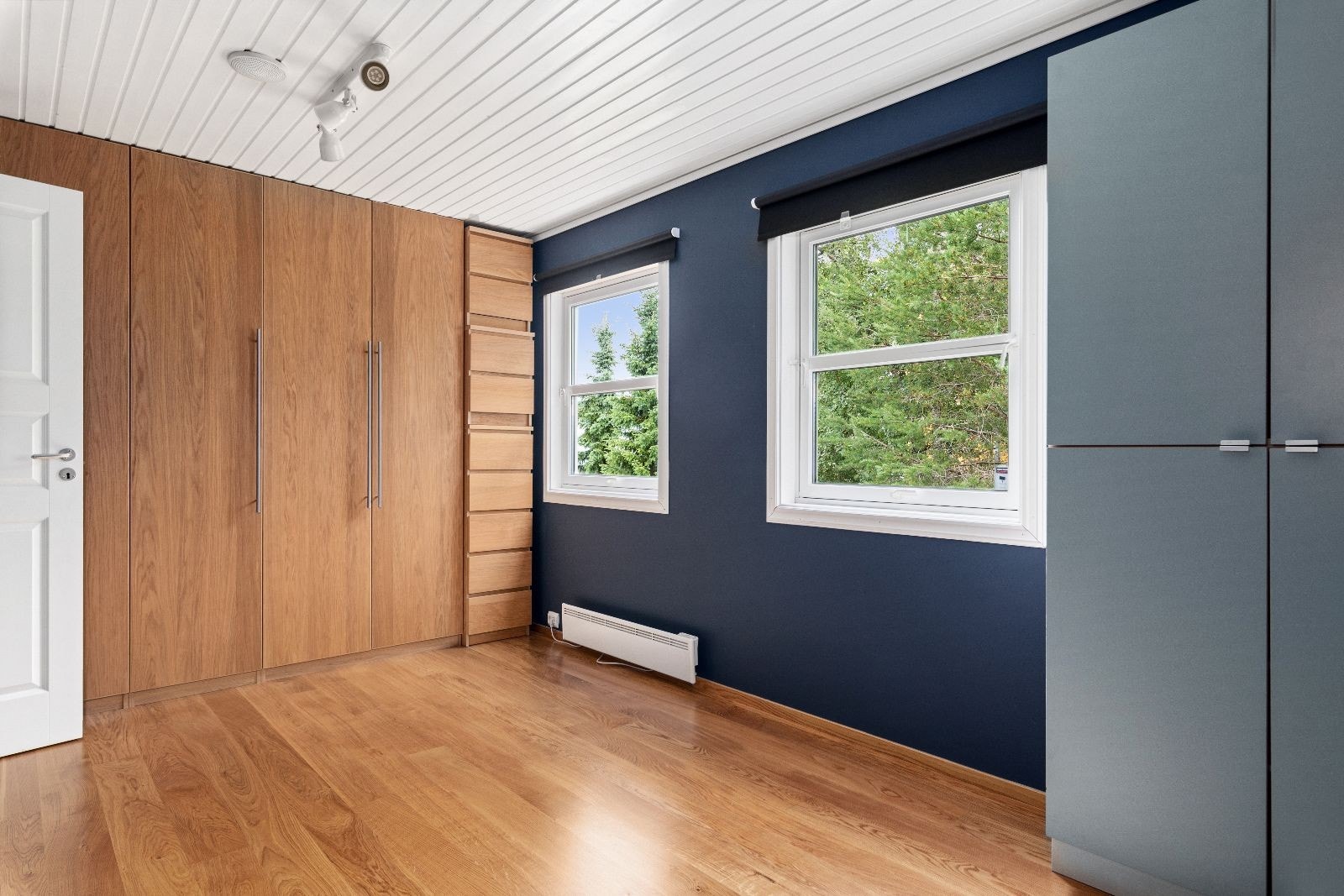 Soverom i 2. etasje. Garderobe på begge sider av rommet. Galleribilde