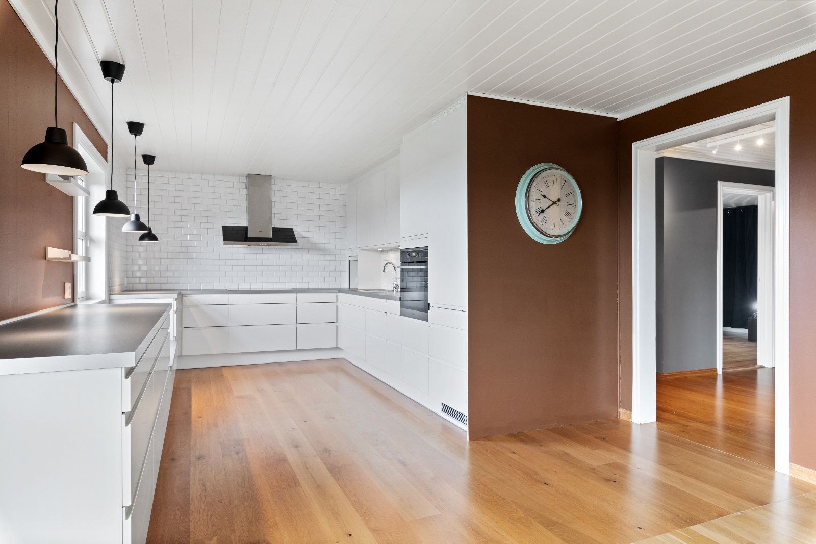 Kjøkken med alle hvitevarer inkludert Galleribilde