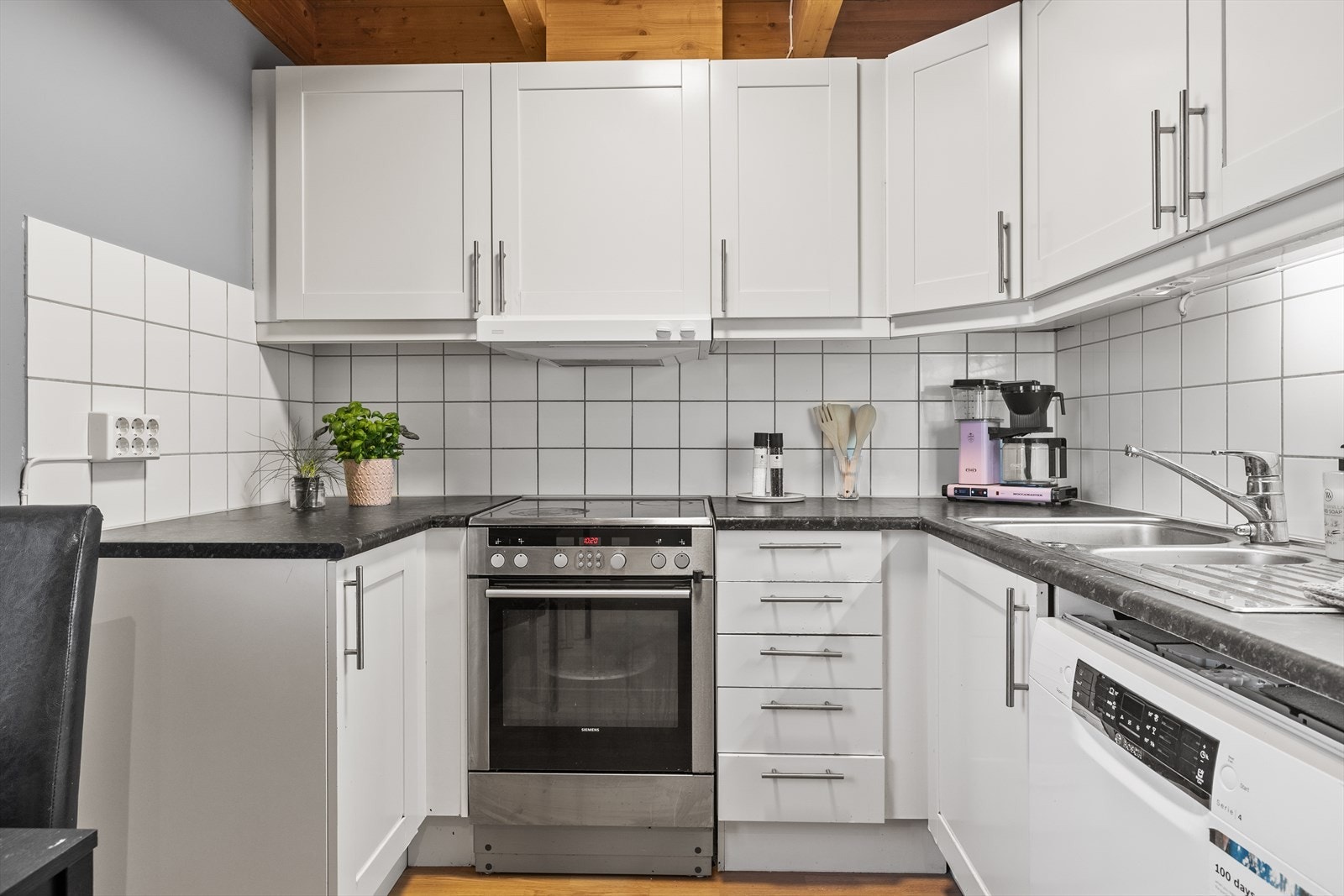 Det er godt med skap- og benkeplass på kjøkkenet for matlaging og oppbevaring. Galleribilde