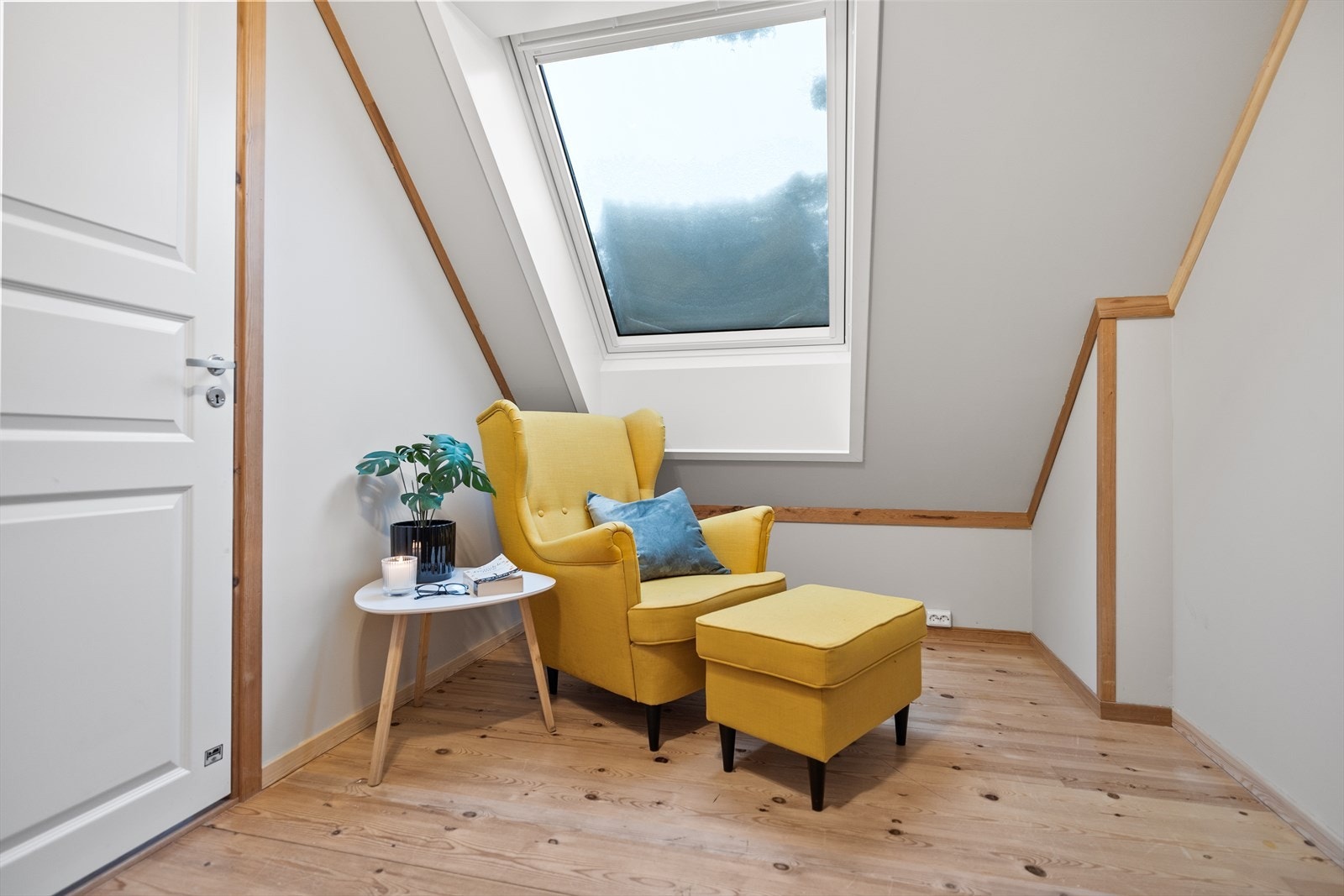 . I tillegg finnes et praktisk loftsareal/loftsstue som passer perfekt til hjemmekontor, en lesekrok eller et lite hobbyrom. Galleribilde