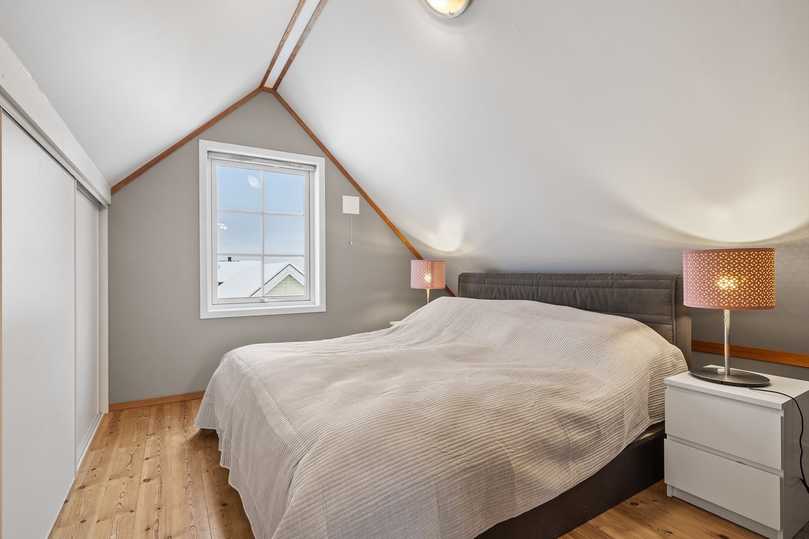 Hovedsoverommet er romslig med plass til dobbeltseng, nattbord på hver side og øvrig møblement. Galleribilde