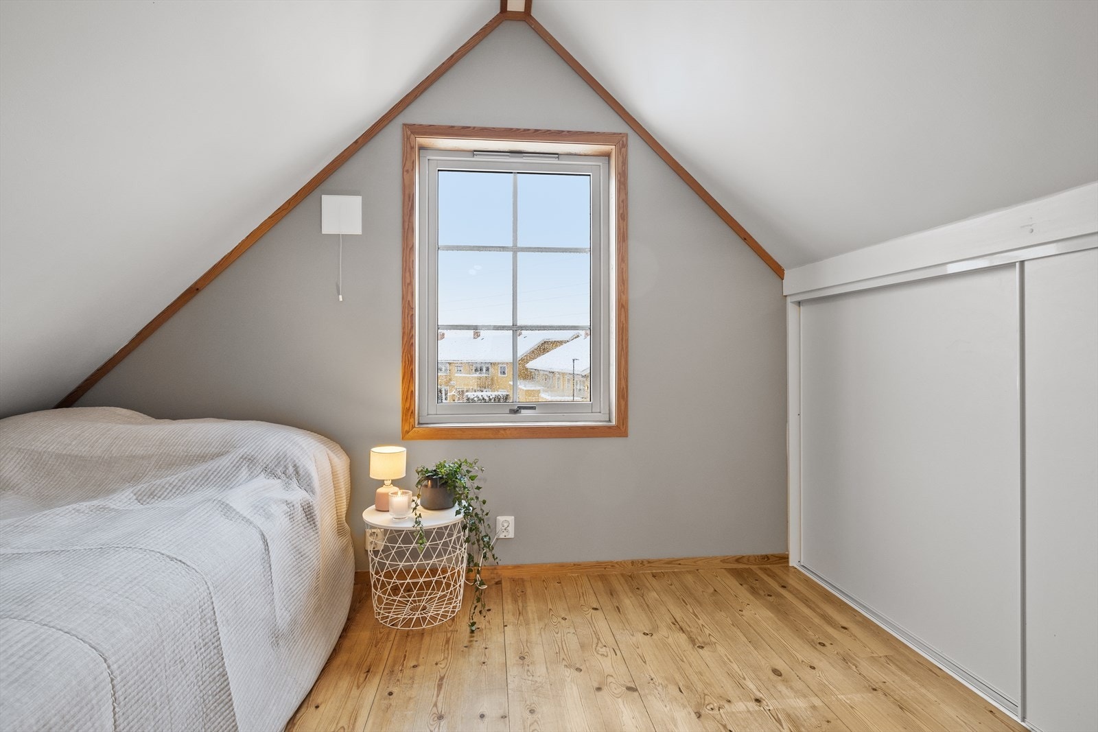 Her er det godt med garderobeskap som sørger for gode oppbevaringsmuligheter til klær og det man måtte ønske. Galleribilde