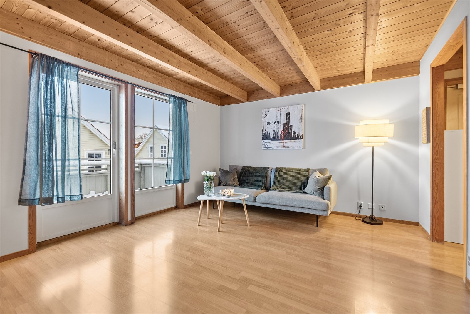 Det er store vindusflater som slipper inn rikelig med naturlig lys i boligen. Galleribilde