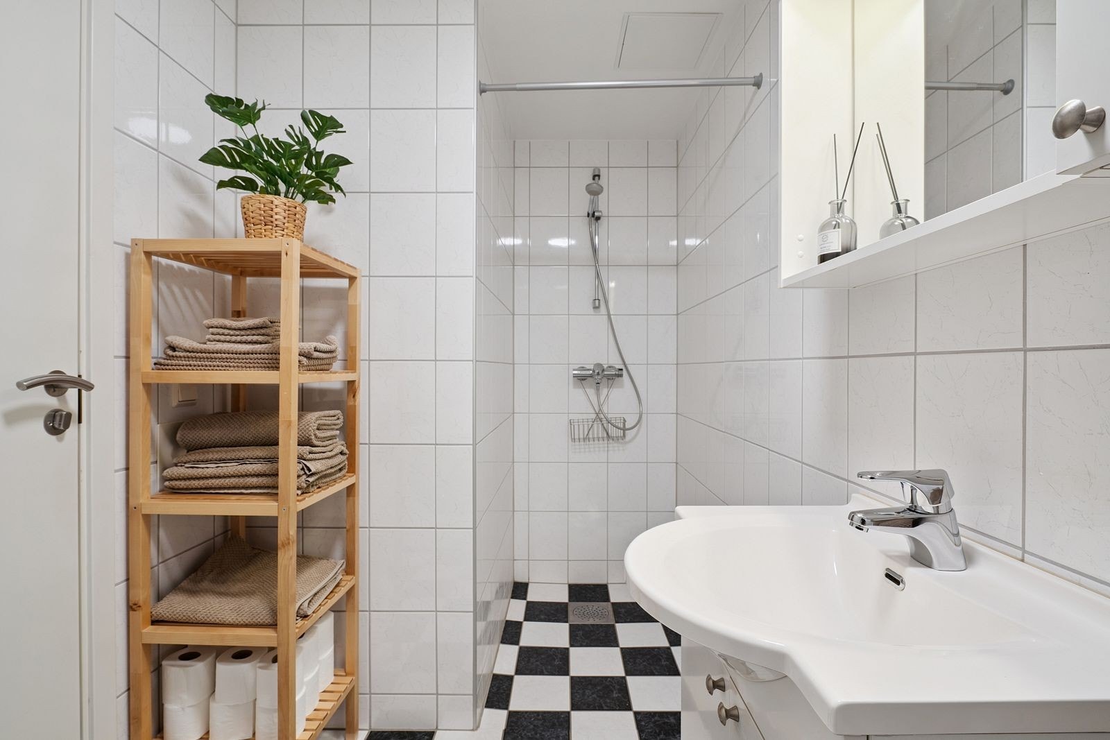 Badet har god størrelse med behagelig gulvarme. Galleribilde