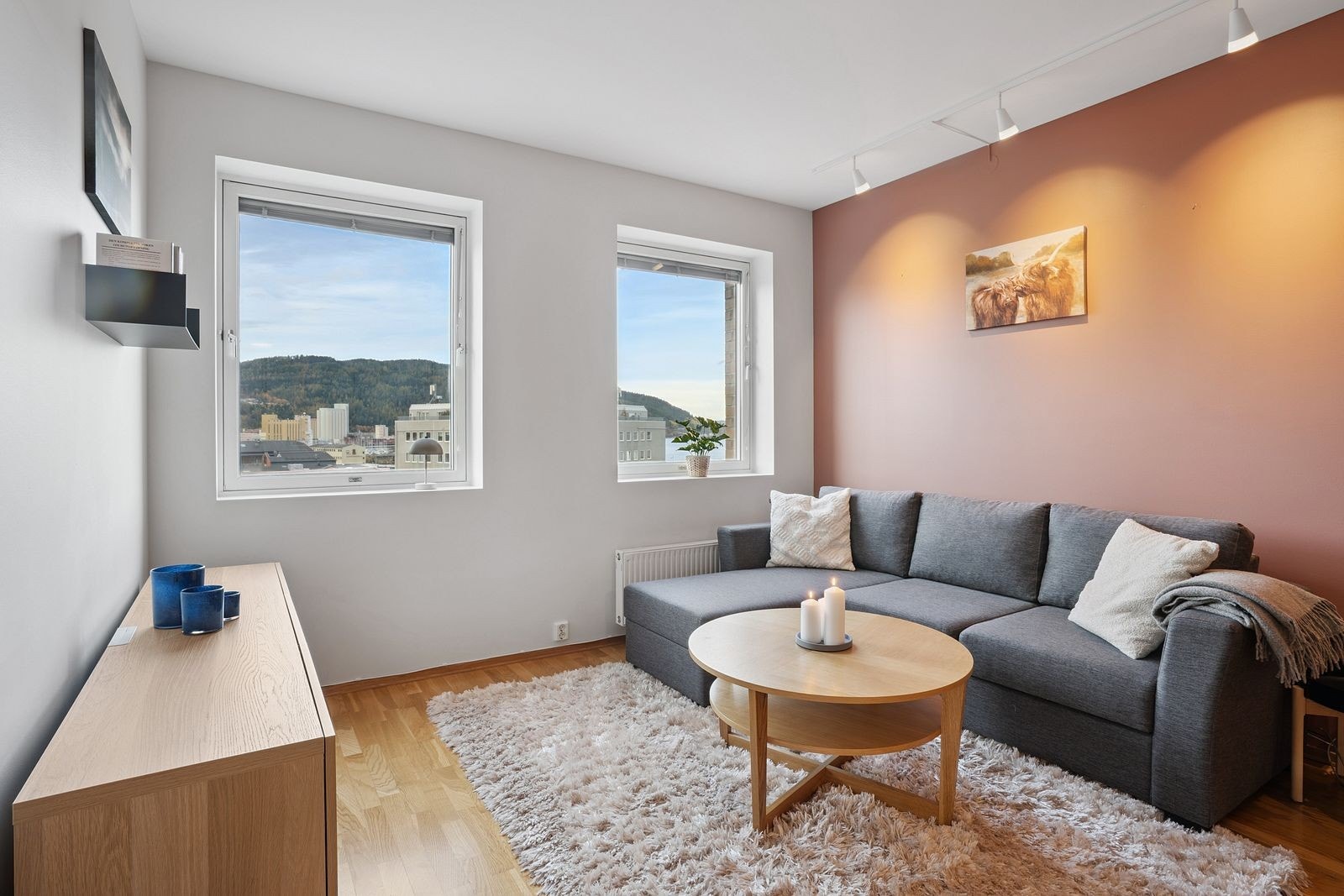 Mye naturlig lys fra flere vindusflater gir stuen en lys og hyggelig følelse. Galleribilde