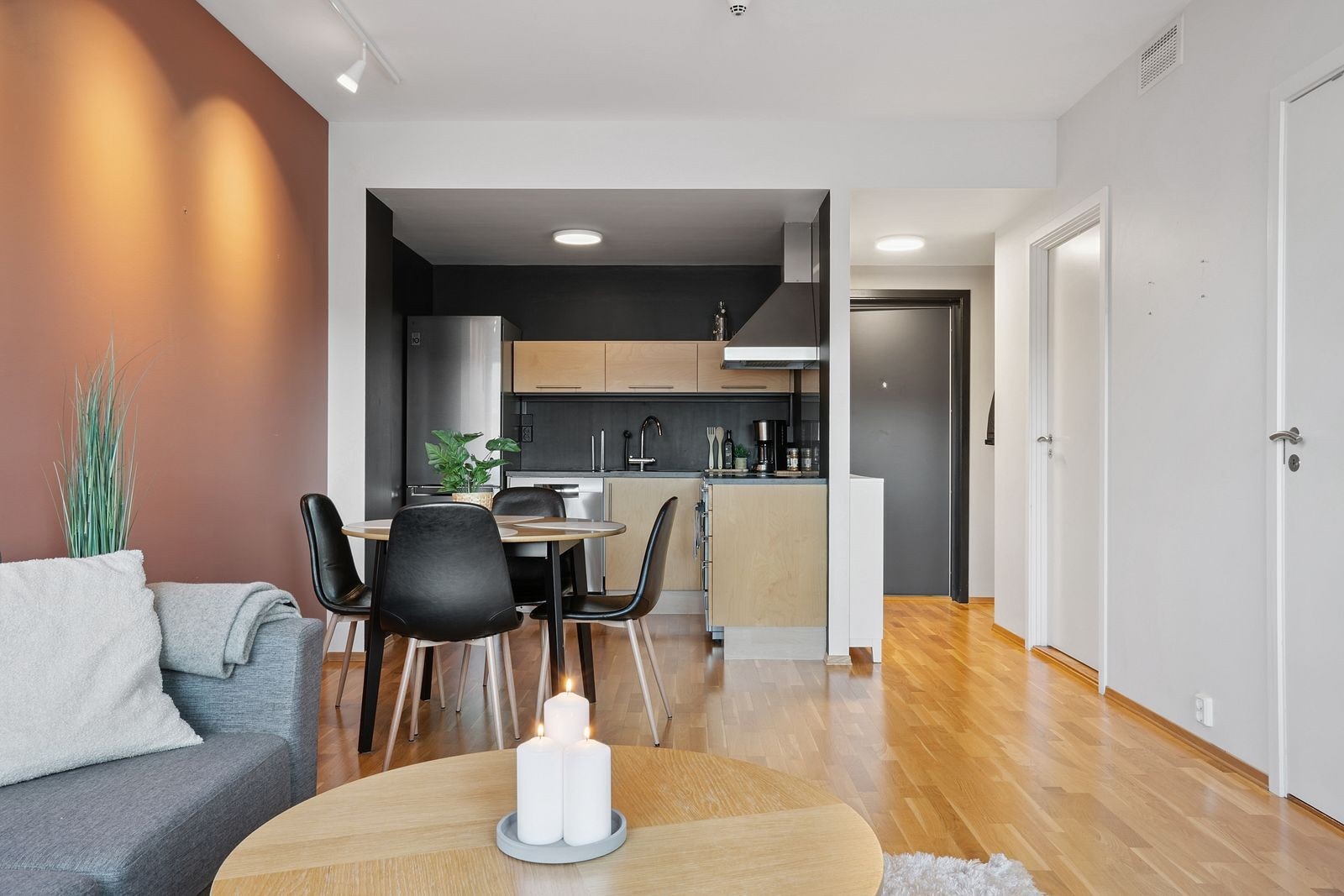 Åpen stue- og kjøkkenløsning som skaper en luftig og romslig atmosfære. Galleribilde