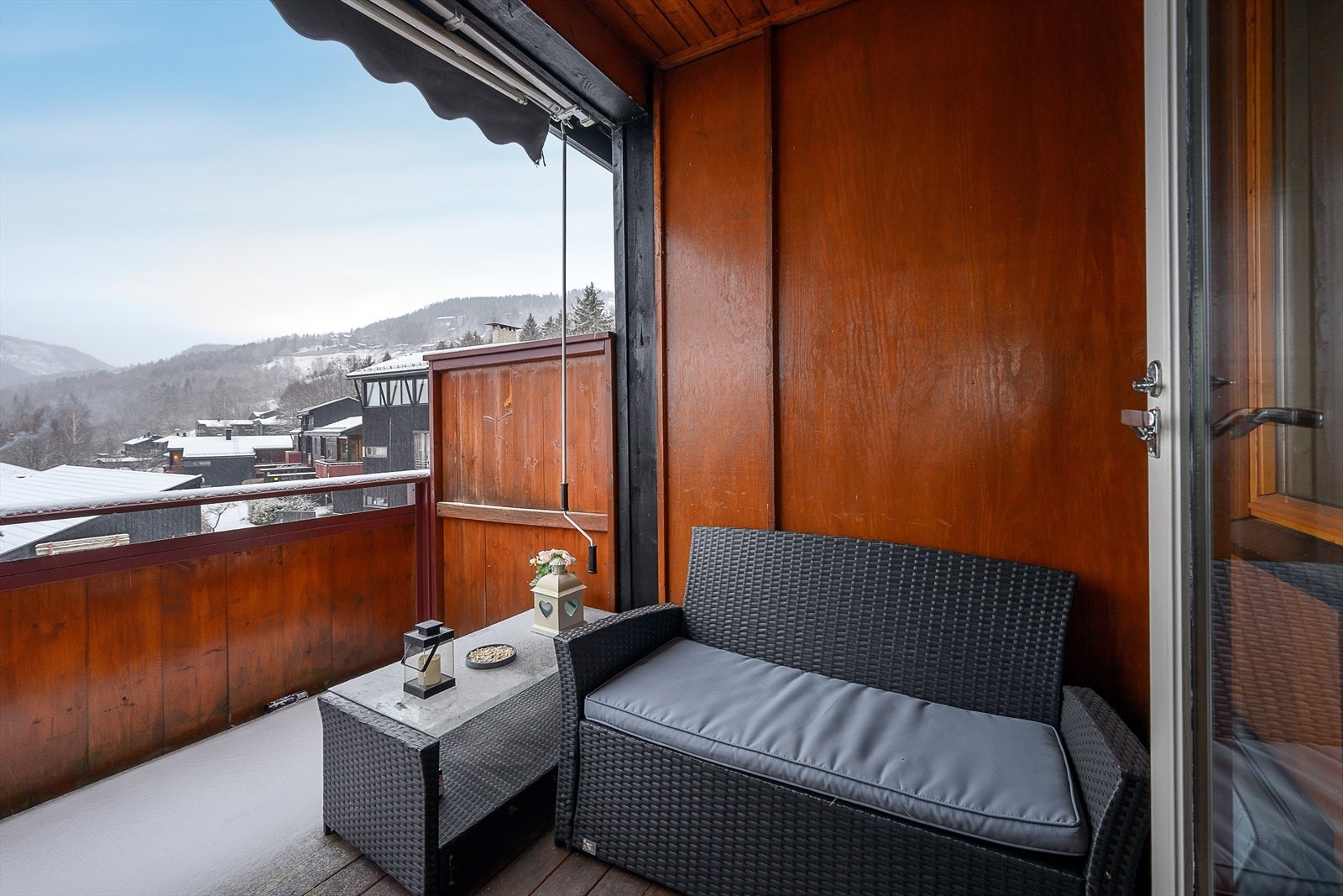 Takoverbygd balkong med plass til en hyggelig sittegruppe. Galleribilde