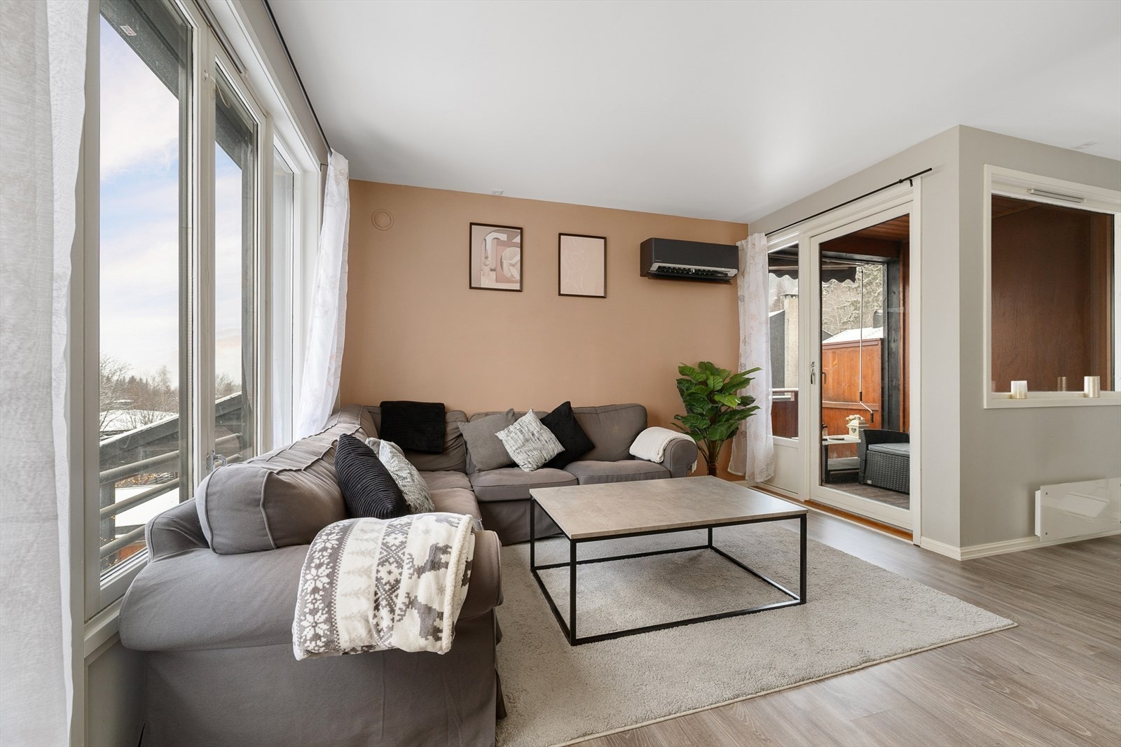 Rommet har god plass for både sofagruppe og annet møblement. Galleribilde