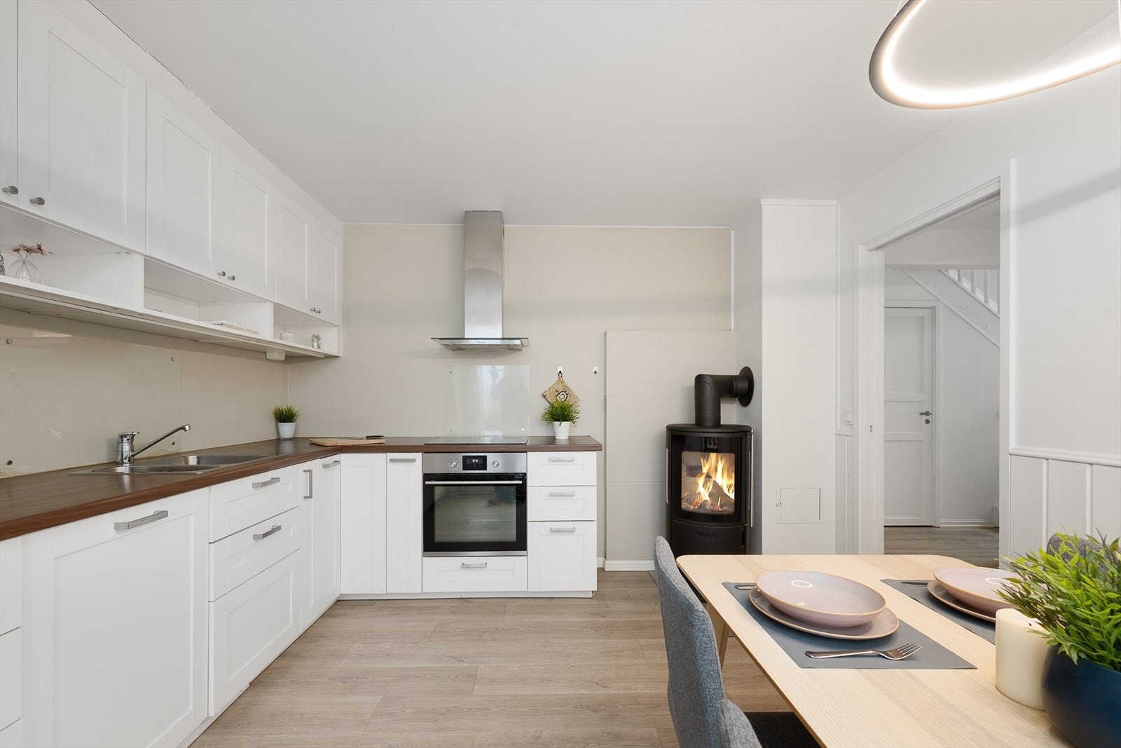 En solid vedovn på kjøkkenet gir ekstra varme og stemning. Galleribilde