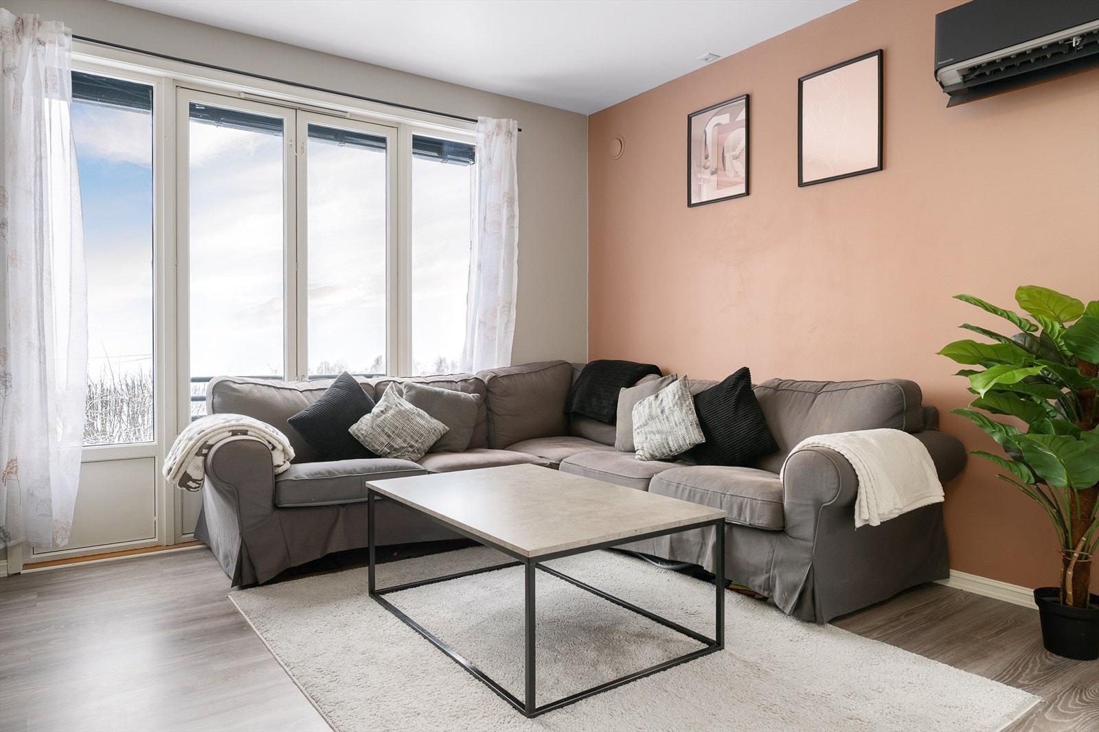 Varmepumpe fra 2025 er montert på vegg. Galleribilde